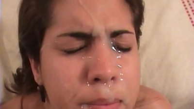 Mae gan brunette Lladin hardd rhyw garw